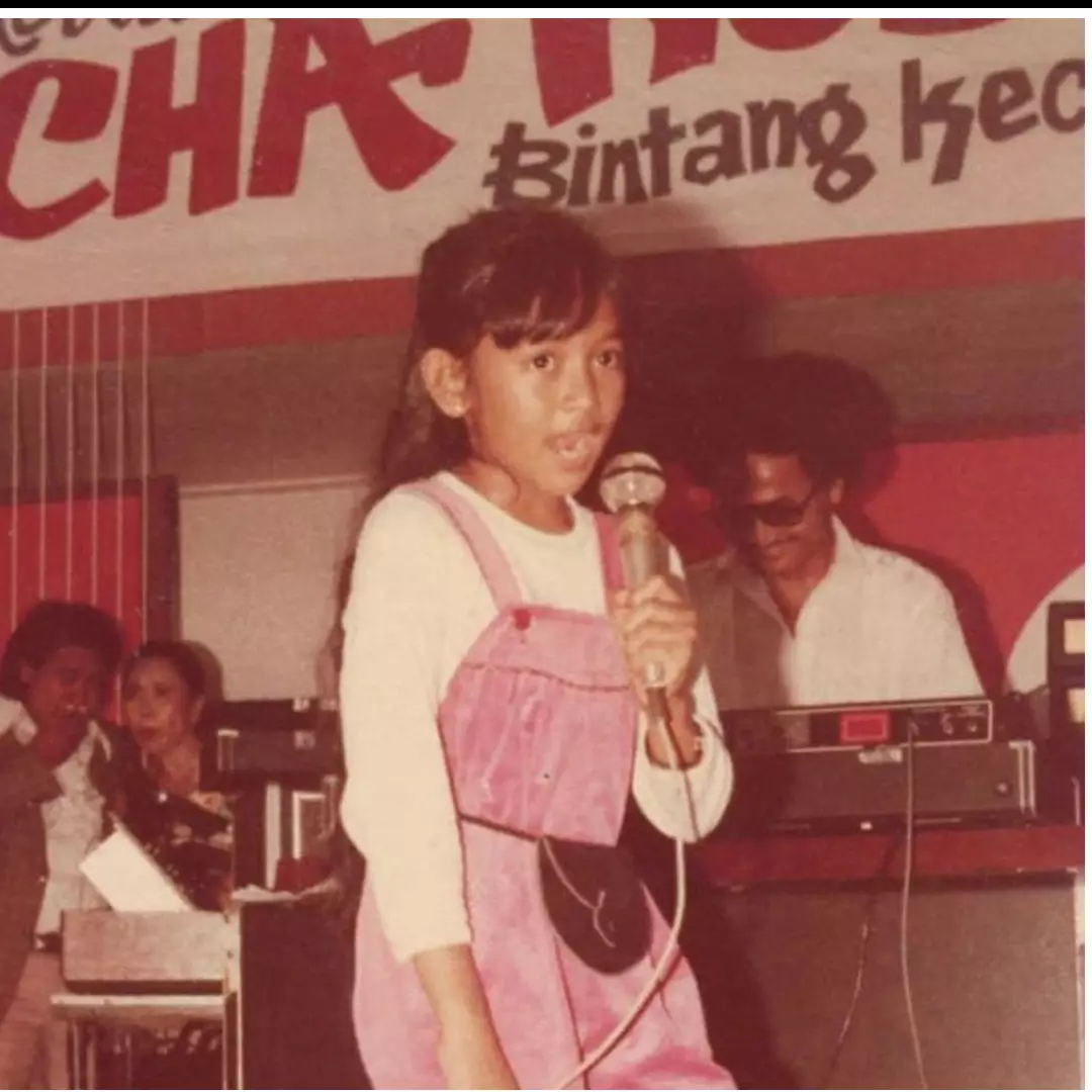 11 Potret terbaru Chicha Koeswoyo, penyanyi cilik era 1970-an