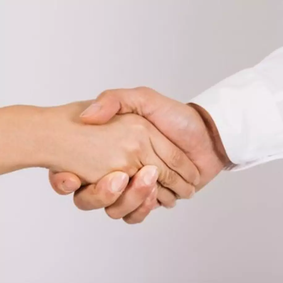 7 Arti mimpi berjabat tangan dengan seseorang, ada makna tersembunyi