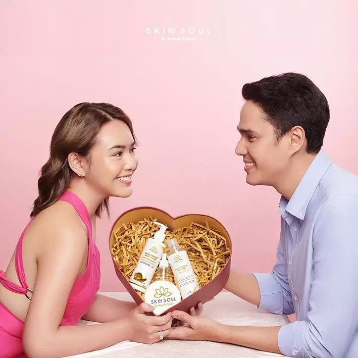 Amanda Manopo dan pasangan di iklan Berbagai sumber Amanda Manopo dan pasangan di iklan Berbagai sumber