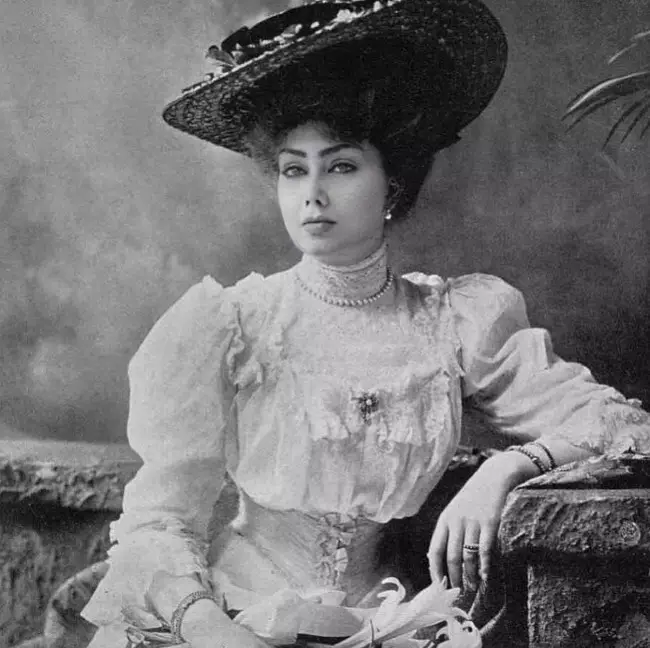 Potret seleb dandan jadi Noni Belanda © berbagai sumber Potret seleb dandan jadi Noni Belanda © berbagai sumber