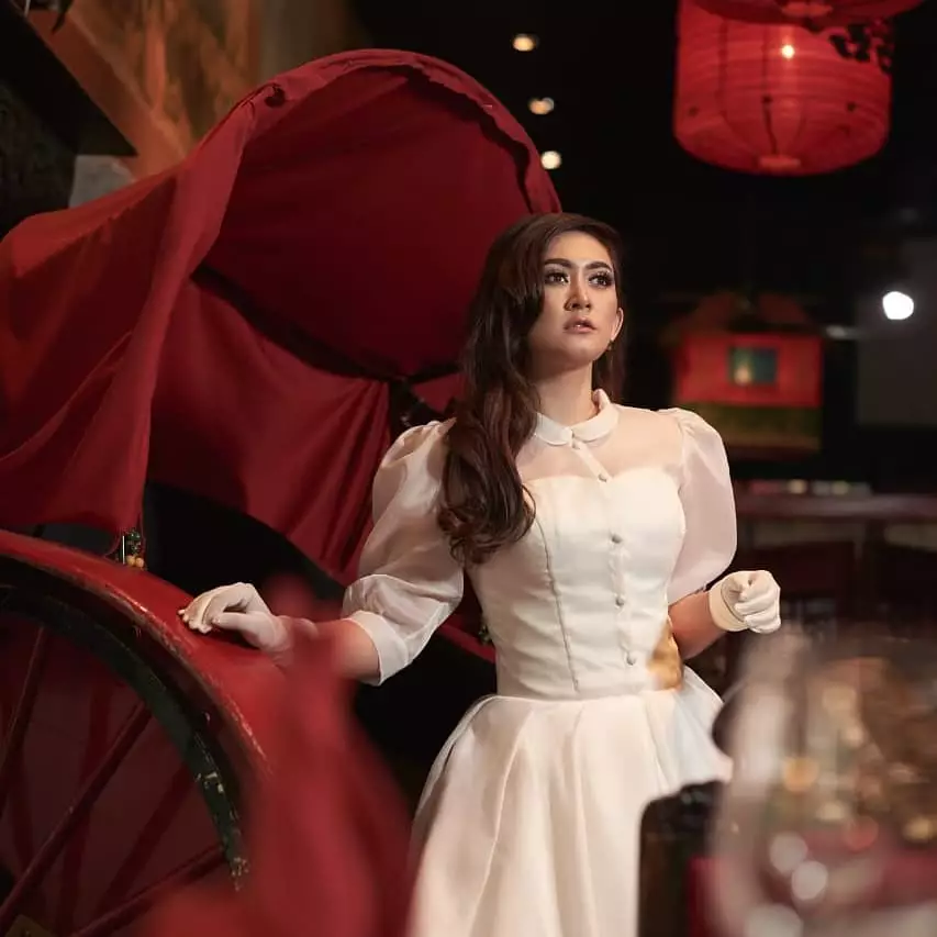 Potret seleb dandan jadi Noni Belanda © berbagai sumber Potret seleb dandan jadi Noni Belanda © berbagai sumber