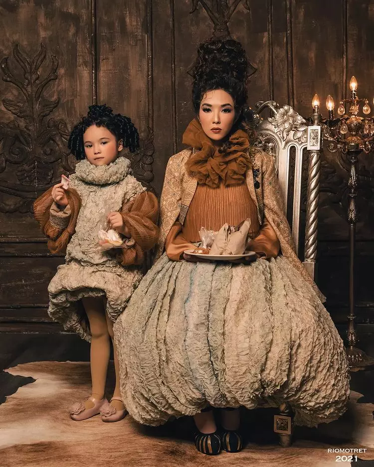 Potret seleb dandan jadi Noni Belanda © berbagai sumber Potret seleb dandan jadi Noni Belanda © berbagai sumber