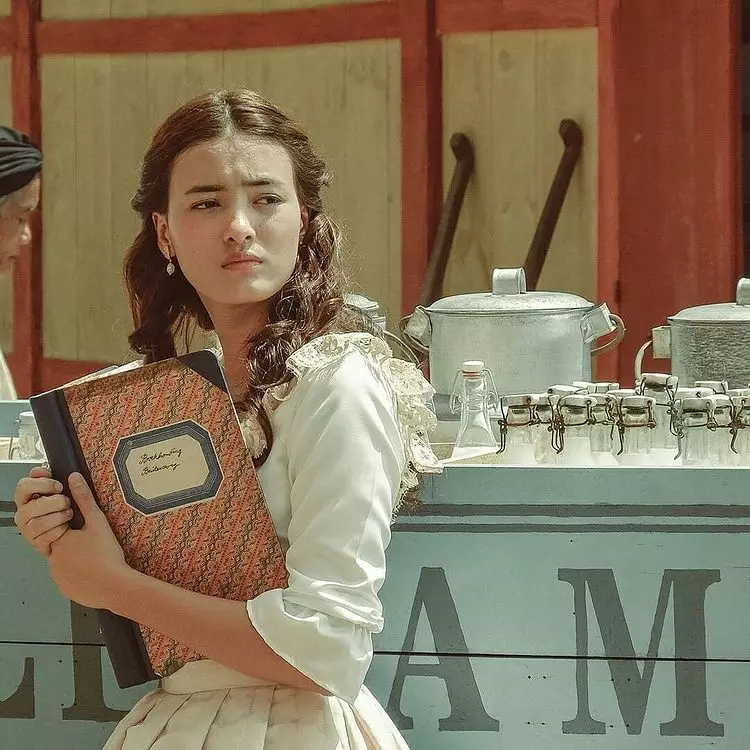 Potret seleb dandan jadi Noni Belanda © berbagai sumber Potret seleb dandan jadi Noni Belanda © berbagai sumber