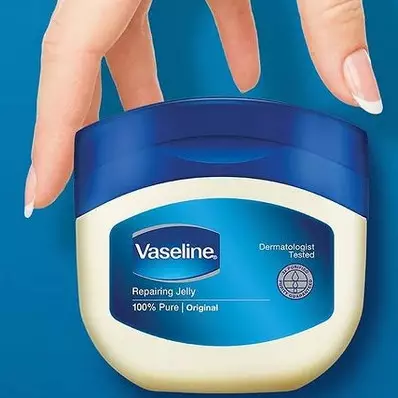 11 Manfaat Vaseline Repairing Jelly, bantu mengatasi bibir kering