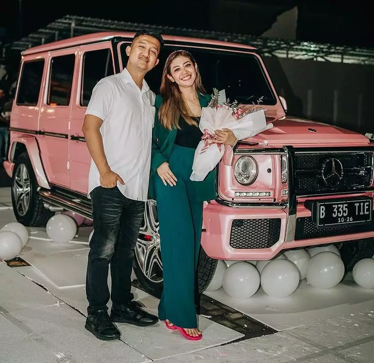 Crazy rich dan pasangan Berbagai sumber