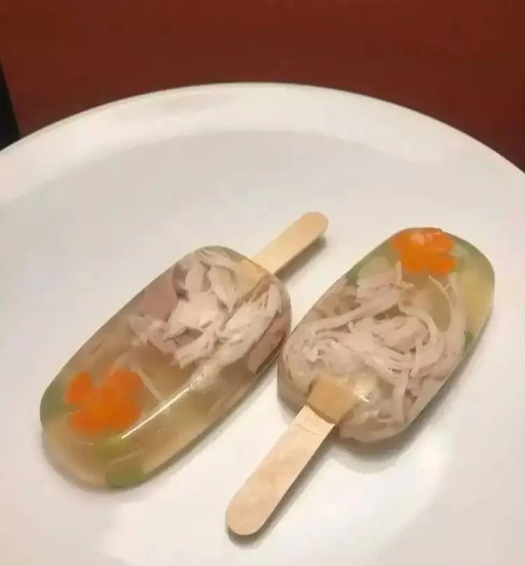 orang menikmati minuman nyeleneh © berbagai sumber