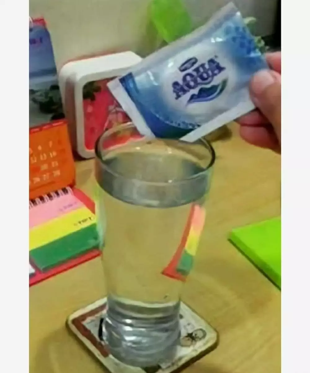 orang menikmati minuman nyeleneh © berbagai sumber