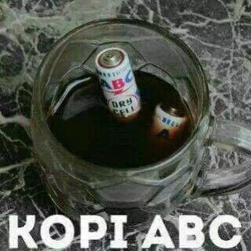 orang menikmati minuman nyeleneh © berbagai sumber