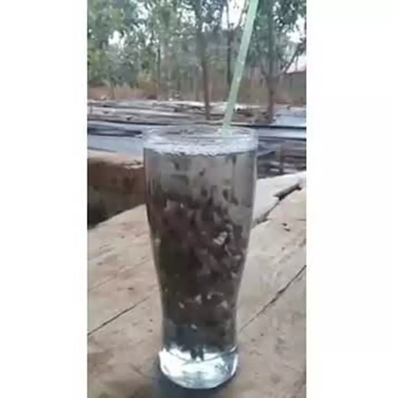 orang menikmati minuman nyeleneh © berbagai sumber