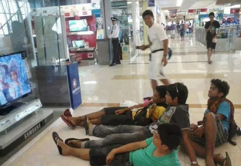 momen orang ke mal malah lucu © 1cak.com momen orang ke mal malah lucu © 1cak.com