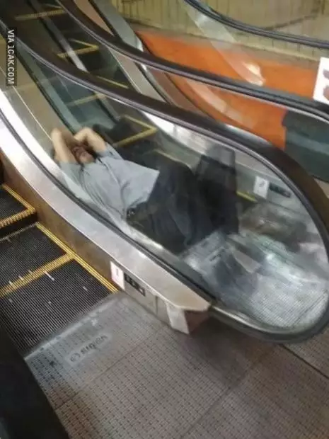 Kelakuan nyeleneh orang saat di mal © 2022 brilio.net