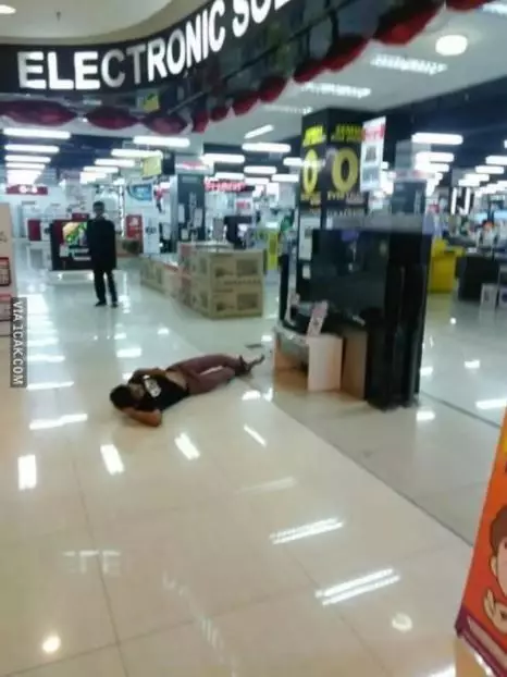 Kelakuan nyeleneh orang saat di mal © 2022 brilio.net