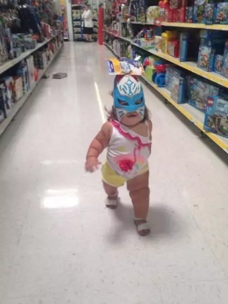 Kelakuan nyeleneh orang saat di mal © 2022 brilio.net