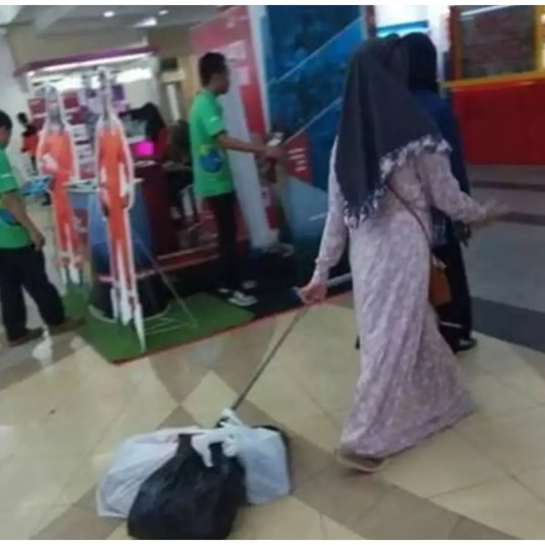 17 Kelakuan nyeleneh orang saat di mal ini bikin tepuk jidat