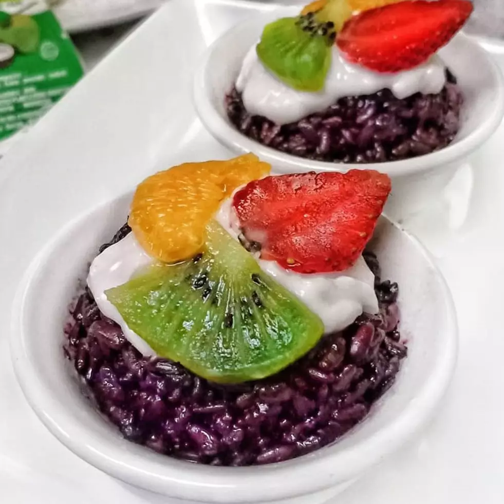Resep ketan hitam kukus buah, gurih, creamy, dan menyegarkan
