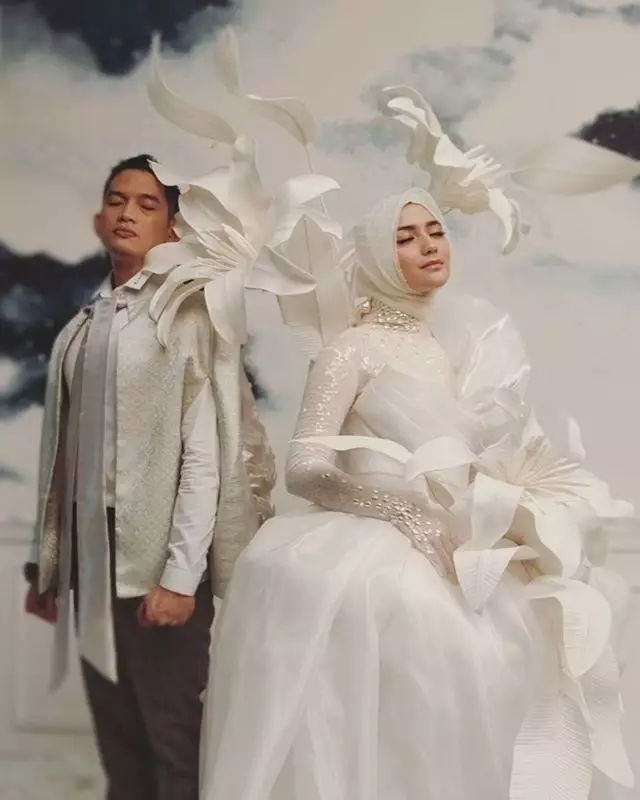 Gaya prewedding adik seleb © Instagram