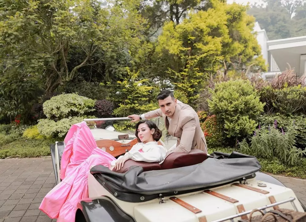 Gaya prewedding adik seleb © Instagram