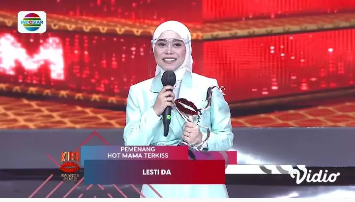 potret lesty di penghargaan kiss awards 2022 © berbagai sumber potret lesty di penghargaan kiss awards 2022 © berbagai sumber