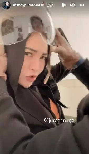 Momen Juragan 99 & istri makan di pinggir jalan © berbagai sumber Momen Juragan 99 & istri makan di pinggir jalan © berbagai sumber