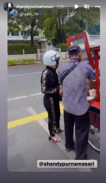 Momen Juragan 99 & istri makan di pinggir jalan © berbagai sumber Momen Juragan 99 & istri makan di pinggir jalan © berbagai sumber