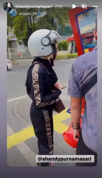 Momen Juragan 99 & istri makan di pinggir jalan © berbagai sumber Momen Juragan 99 & istri makan di pinggir jalan © berbagai sumber