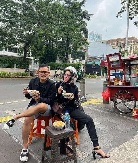 Momen Juragan 99 & istri makan di pinggir jalan © berbagai sumber Momen Juragan 99 & istri makan di pinggir jalan © berbagai sumber