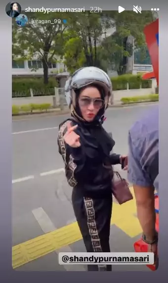 Momen Juragan 99 & istri makan di pinggir jalan © berbagai sumber Momen Juragan 99 & istri makan di pinggir jalan © berbagai sumber