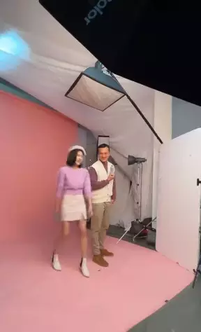 Momen Isyana Sarasvati salah tingkah syuting bareng Nicholas Saputra © Instagram Momen Isyana Sarasvati salah tingkah syuting bareng Nicholas Saputra © Instagram
