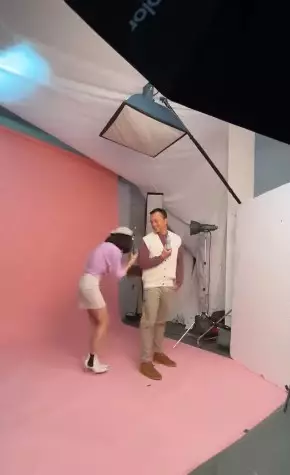 Momen Isyana Sarasvati salah tingkah syuting bareng Nicholas Saputra © Instagram Momen Isyana Sarasvati salah tingkah syuting bareng Nicholas Saputra © Instagram