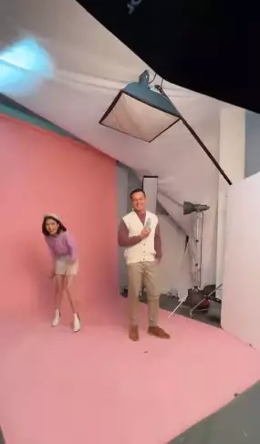 Momen Isyana Sarasvati salah tingkah syuting bareng Nicholas Saputra © Instagram Momen Isyana Sarasvati salah tingkah syuting bareng Nicholas Saputra © Instagram