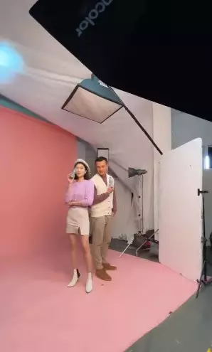 Momen Isyana Sarasvati salah tingkah syuting bareng Nicholas Saputra © Instagram Momen Isyana Sarasvati salah tingkah syuting bareng Nicholas Saputra © Instagram