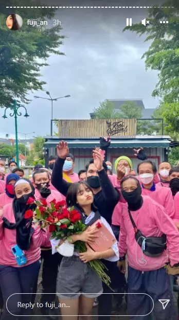 Momen Thariq beri kejutan valentine ke Fuji © Instagram Momen Thariq beri kejutan valentine ke Fuji © Instagram