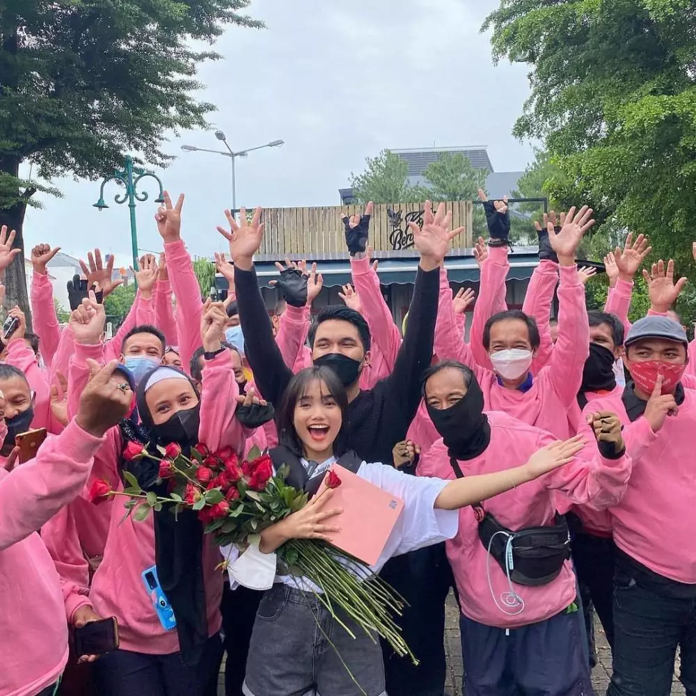 Momen Thariq beri kejutan valentine ke Fuji © Instagram Momen Thariq beri kejutan valentine ke Fuji © Instagram