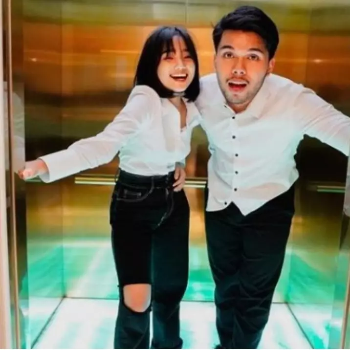 7 Momen Thariq beri kejutan Valentine ke Fuji, bawa rombongan ojol