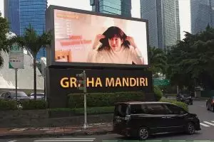 Seonhohada ucapkan Valentine pada sang idola lewat videotron