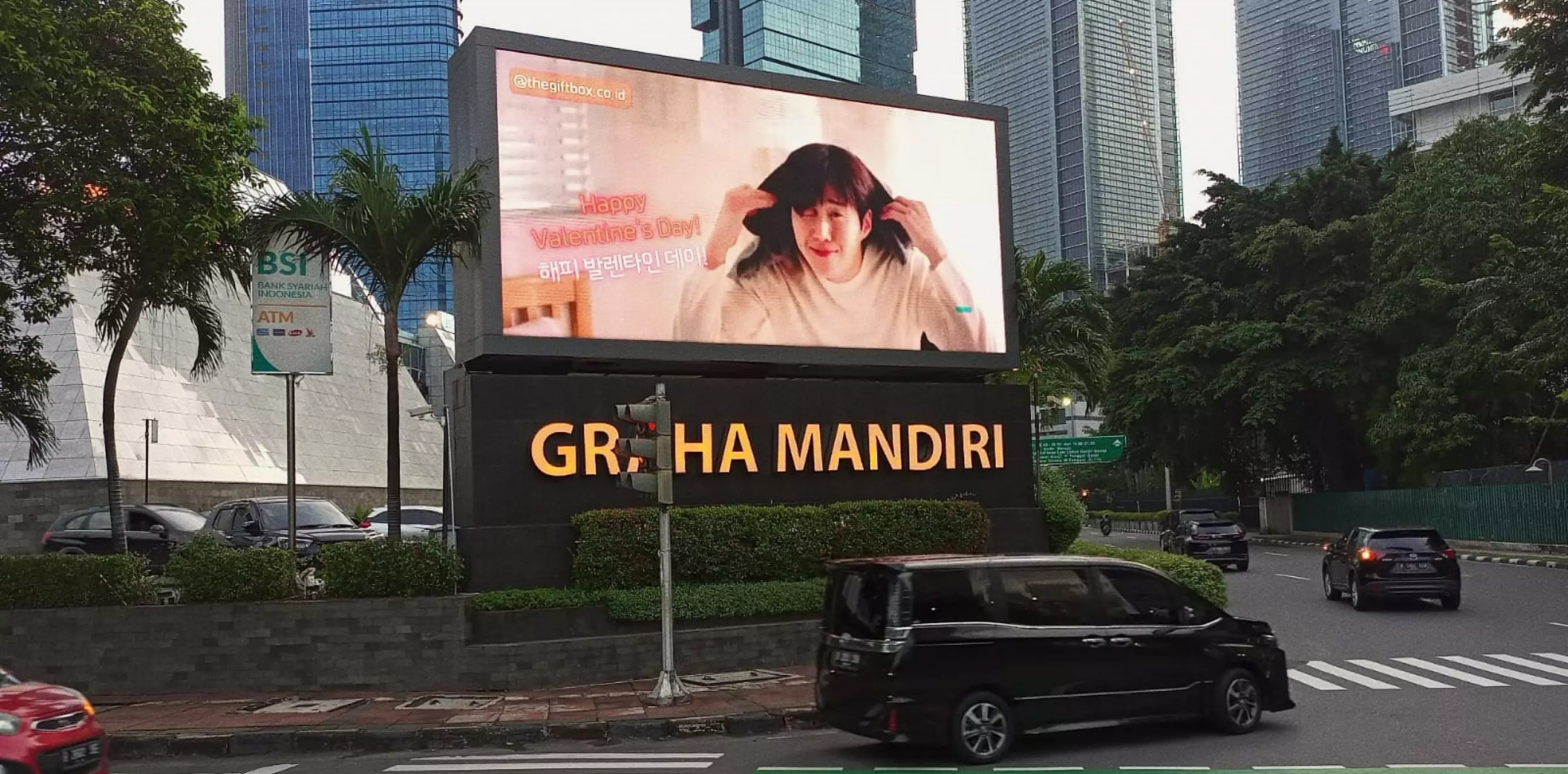 Seonhohada ucapkan Valentine pada sang idola lewat videotron