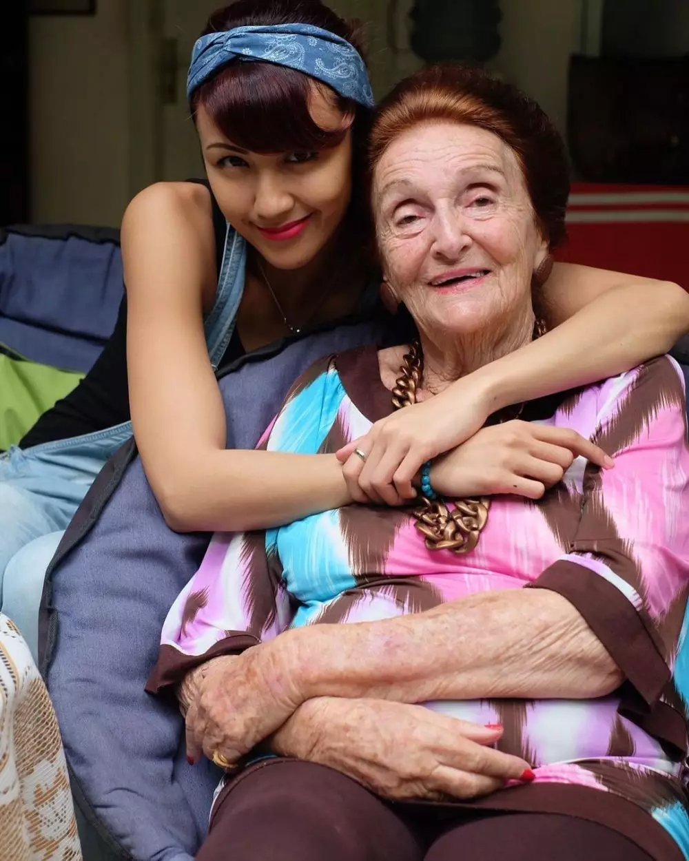 Potret Sharena Delon bareng nenek © Instagram Potret Sharena Delon bareng nenek © Instagram