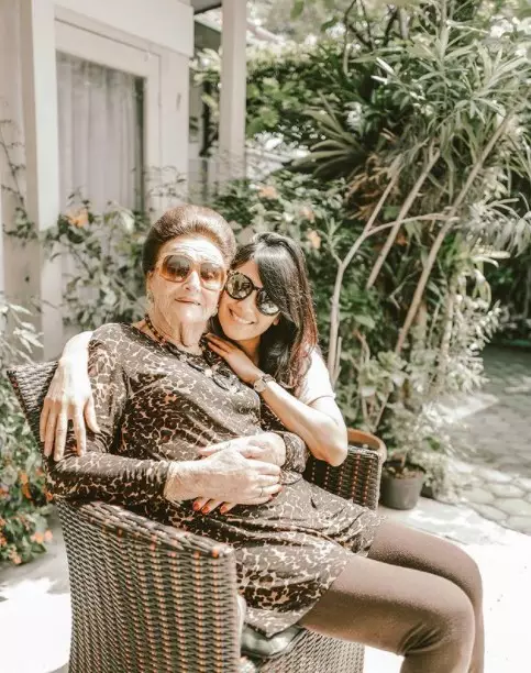 Potret Sharena Delon bareng nenek © Instagram Potret Sharena Delon bareng nenek © Instagram