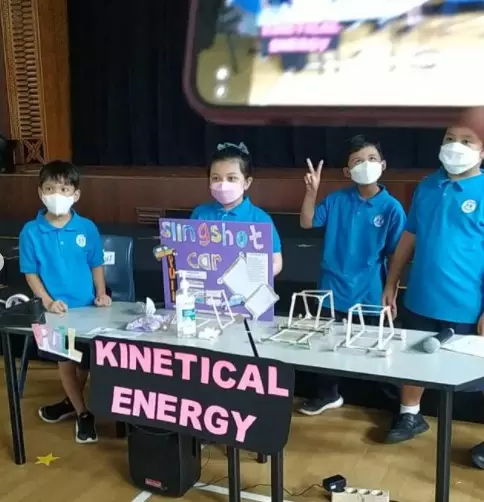 Momen Arsy presentasi di sekolah © berbagai sumber