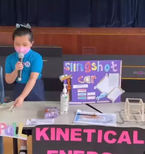 Momen Arsy presentasi di sekolah © berbagai sumber