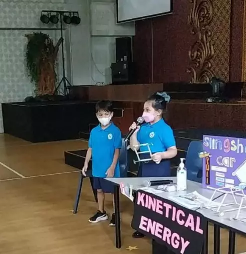 Momen Arsy presentasi di sekolah © berbagai sumber