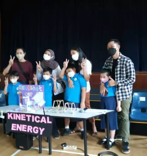 Momen Arsy presentasi di sekolah © berbagai sumber