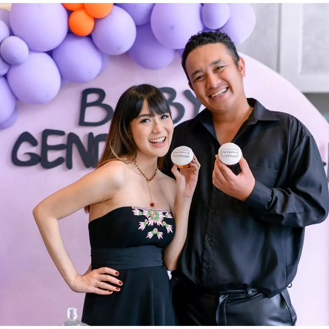 11 Momen bahagia Gilang Dirga dan Adiezty umumkan jenis kelamin anak