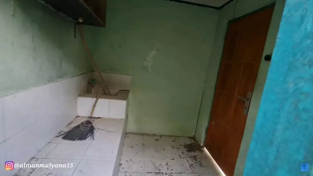 rumah di tengah hutan terbengkalai © YouTube