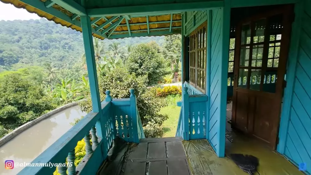 rumah di tengah hutan terbengkalai © YouTube