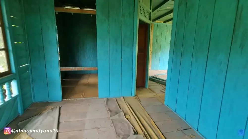 rumah di tengah hutan terbengkalai © YouTube