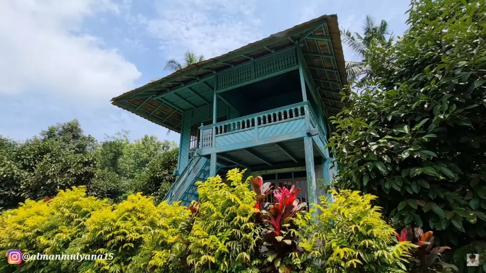rumah di tengah hutan terbengkalai © YouTube