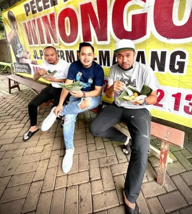 momen Juragan 99 makan di pinggir jalan © berbagai sumber momen Juragan 99 makan di pinggir jalan © berbagai sumber