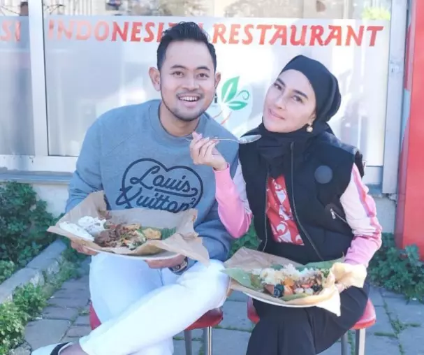 momen Juragan 99 makan di pinggir jalan © berbagai sumber momen Juragan 99 makan di pinggir jalan © berbagai sumber