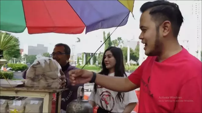 momen Juragan 99 makan di pinggir jalan © berbagai sumber momen Juragan 99 makan di pinggir jalan © berbagai sumber